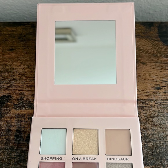 FRIENDS Eye Shadow Palettes - Picture 9 of 9